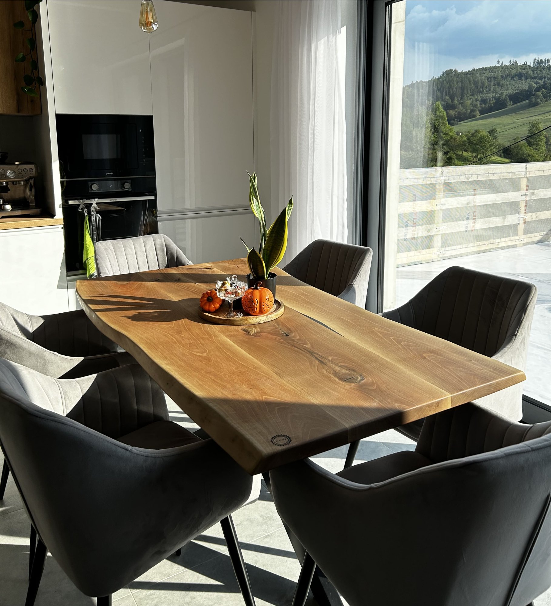 Masívny jedálensky stôl: Ako si vybrať ten správny?