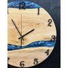 Nástenné hodiny z orecha s perlovo modrým epoxidom – 40cm