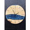 Nástenné hodiny z orecha s perlovo modrým epoxidom – 40cm