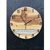 Nástenné hodiny z orecha s perlovo bielym epoxidom – 40cm