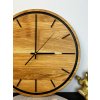 Luxusné nástenné hodiny z dubového dreva-elegantný doplnok do vášho interiéru. Vyrobené z prvotriedneho masívneho dubu, hodiny vynikajú prirodzenou textúrou dreva, moderným dizajnom a precíznym spracovaním. Ideálne nástenné hodiny pre obývačku, kuchyňu, kanceláriu alebo štýlovú pracovňu. Hodiny sú vybavené tichým mechanizmom pre nerušený chod. Farba: prírodná dubová s prírodnou priehľadnou povrchovou úpravou pre ochranu dreva. Jedinečný dizajn navrhnutý na Slovensku. Skvelý darček pre milovníkov prírodných materiálov a moderného interiéru.