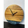 Nástenné hodiny z orecha s perlovo modrým epoxidom – 30cm