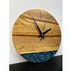 Nástenné hodiny z orecha s perlovo modrým epoxidom – 30cm