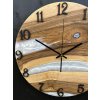 Nástenné hodiny z orechového dreva a bielej epoxidovej živice, vyrobené z kvalitných materiálov zo Slovenska
