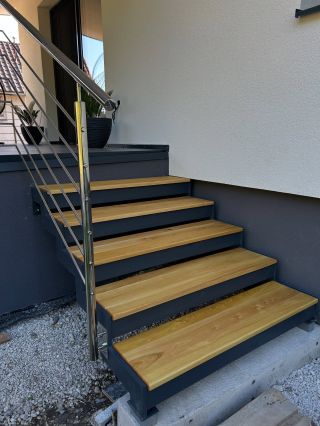 Agátové stupnice na mieru o veľkosti 120x30cm 🌳 Schody z agátového dreva sú najlepšou voľbou do exteriéru s kombináciou...