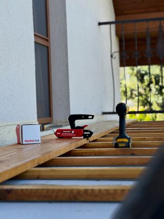 Terasová podlaha v odtieni zlatý dub 🌳✨ Na balkóne je o to vzácnejšia kedže tam nie si v topánkach a ten dotyk je dokonalý...