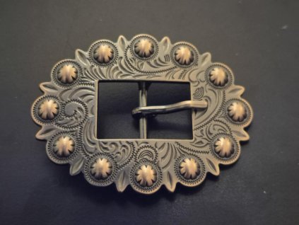 Ozdobná přezka v měděné barvě, velikost 75 x 55 mm, pro kůži o šířce maximálně 20 mm.