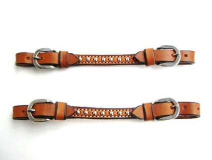 Kožený westernový podbradní řemínek zdobený cvočky.