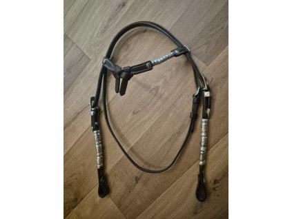 Westernová uzdečka s korálky stříbrné barvy, tmavě hnědá, čelní pohled