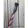 růžový bič s černým stringem