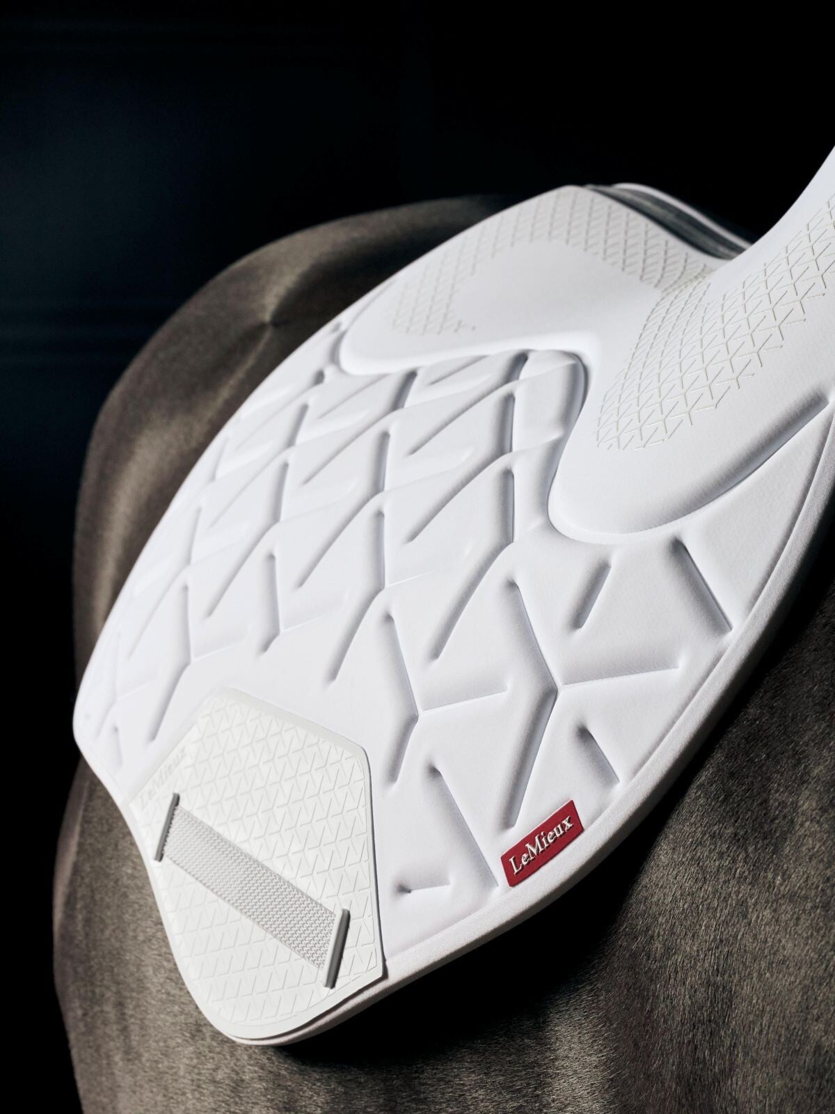 Kdy je podsedlová dečka správně nasazená? Kompletní průvodce pro jezdce