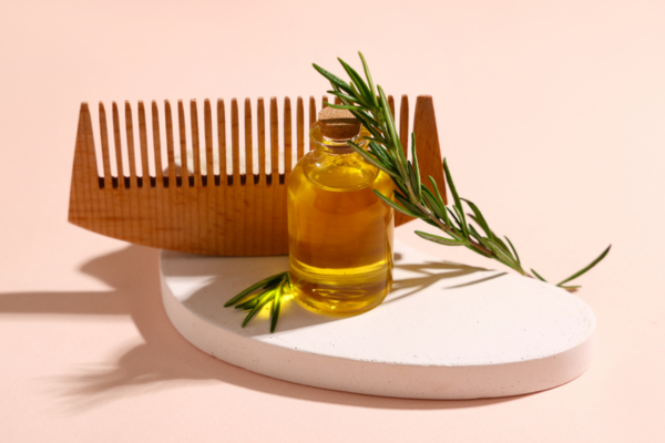 Rozmarýn a vypadávání vlasů: kdy může pomoci a jak vlasy správně ošetřit?