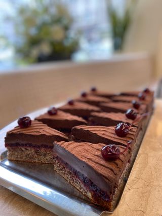 Bezlepková novinka! Makový řez s lesním ovocem a čokoládová ganache🍫 Přijďte ochutnat na Letnou nebo Vinohrady 😊 #ganache...