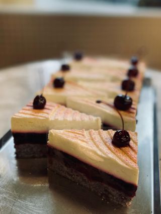 Bezlepkové! Vanilkové makové řezy s višněmi 🍒 #višeň #erhartovacukrarna #glutenfree #makoverezy