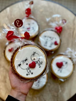 My jsme na Valentýna připraveni! ♥️ Zdobené sušenky, Valentýnské čokolády a balíčky pro Vaše lásky! 🥰 #valetinesgift...