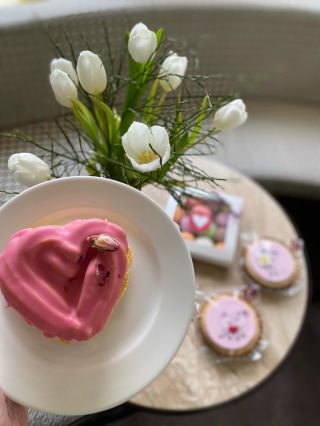 Krásný den MDŽ! 🌷 #mdž #mezinárodnídenžen #erhartovacukrarna #desserts #womansday