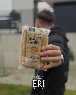 Ideálny parťák na každý deň 🤍 Špaldové tyčinky, ktoré sa hodia ku káve, do kabelky, na výlet, alebo keď príde návšteva....