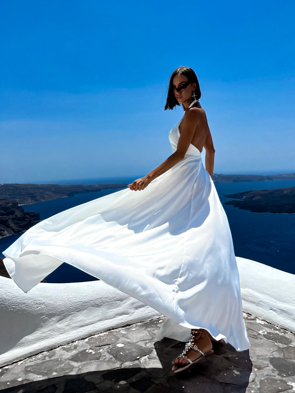 Bílé lesklé elegantní šaty KENNEDIA s rozparkem