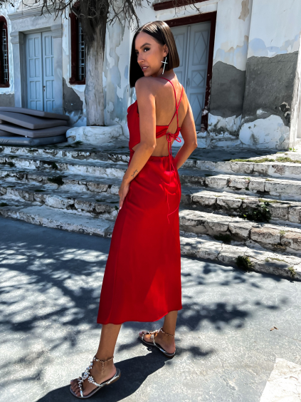 Červené lesklé elegantní šaty MADALYN s vázáním na zádech