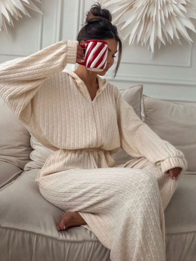 ✨ LOUNGEWEAR, but make it iconic ✨ Pohodlí je náš love language 🤍 A když můžeš být v loungewear comfy a zároveň vypadat...