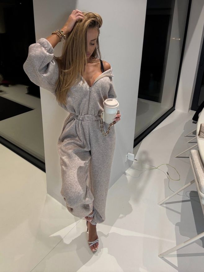 Comfy, ale ať to má styl 🤍 Set, ve kterém zvládneš home chill, coffee run i celý den venku a pořád vypadáš 🔥 Měkoučký...