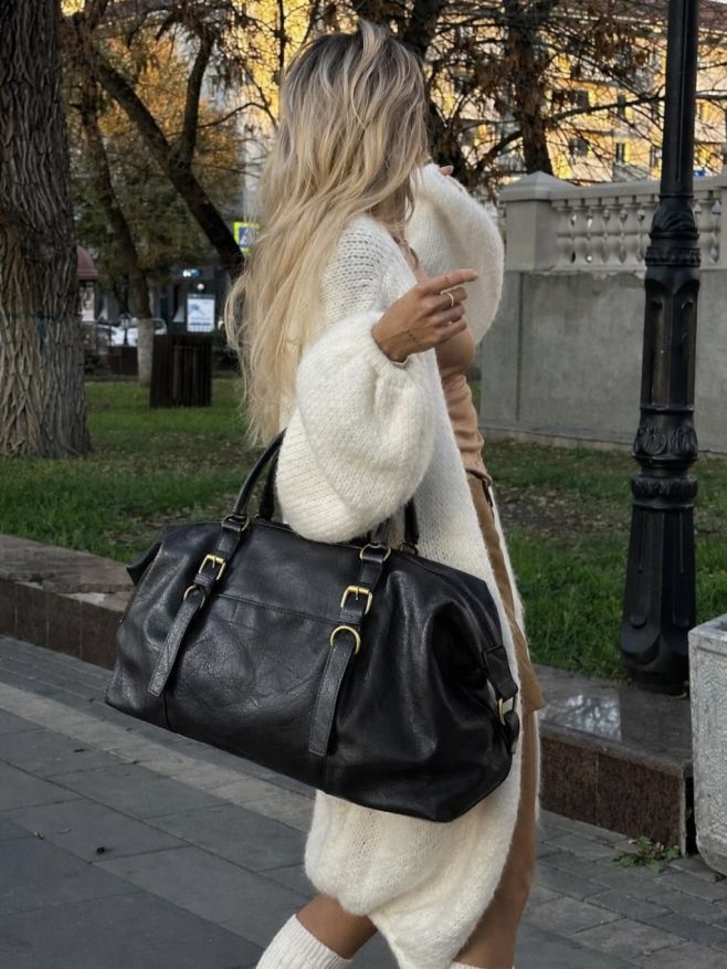 Jedna taška. Celý život v pohybu. ✨ Stylová weekend bag, která zvládne fitko ráno, práci přes den i útěk na víkend 🌍 Měkký...