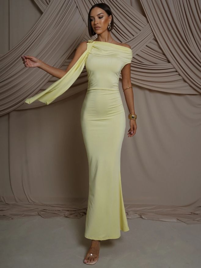 Butter yellow season is here 🍋✨ Jemná, elegantní a nepřehlédnutelná zároveň 💛 Šaty v odstínu butter yellow jsou absolutní...