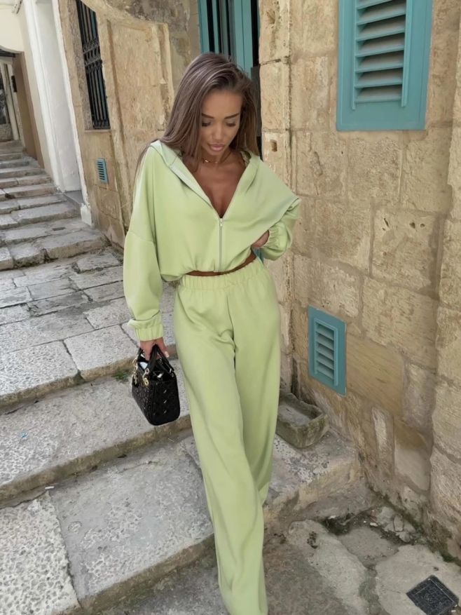 Co jiného si v tomhle počasí vzít než comfy set, ve kterém se cítíš pohodlně a zároveň stylově ☕️☔️✨ Která bude tvoje?...