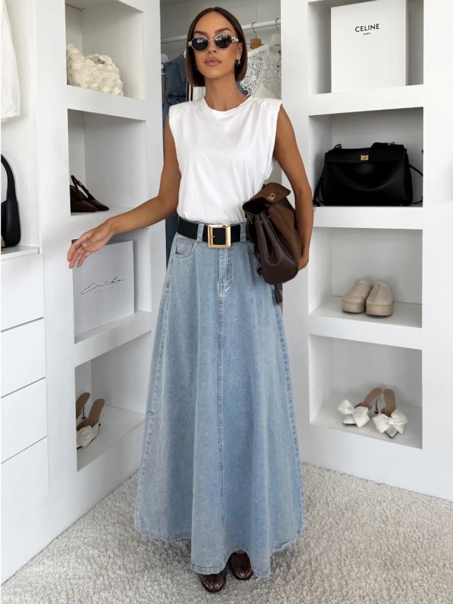 Riflové sukně = letní must have 💙 mini, maxi i classy fits… denim never misses 👖✨ Která bude tvoje?...