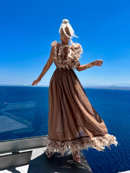 Hnedé elegantné šaty ENSAN s perím (Veľkosť S/M)