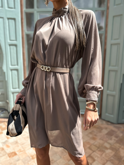 Hnedé elegantné krátke šaty PROTAIS s opaskom (Veľkosť S)