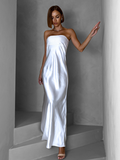 Biele dlhé saténové lesklé šaty ABIMA bez ramienok (Veľkosť S)