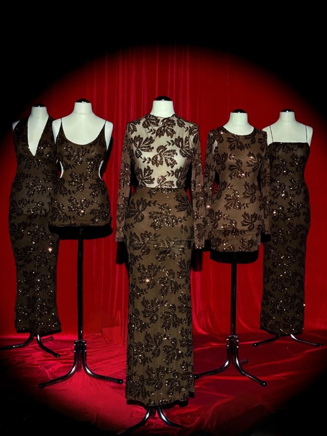 ✨🤎 Kolekce hnědých třpytivých šatů 🤎✨ Elegantní, svůdné a nepřehlédnutelné — tahle kolekce je definicí vánočního luxusu 🎁💫...