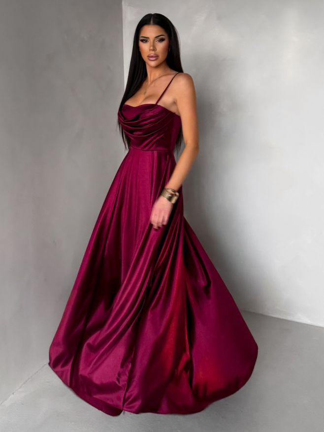 💃 Bordeaux season je oficiálně tady. Barva vášně, elegance a sebevědomí, která patří k plesové sezóně stejně jako třpyt,...