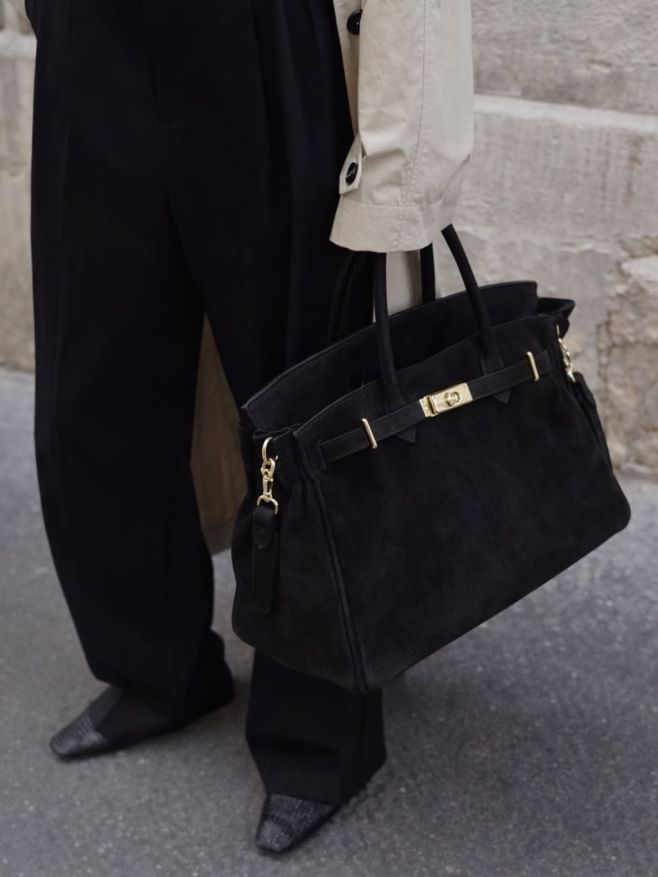 👜 Kabelka, která doladí celý outfit. Minimalistická elegance, luxusní detaily a nadčasový design, který unosíš do práce,...