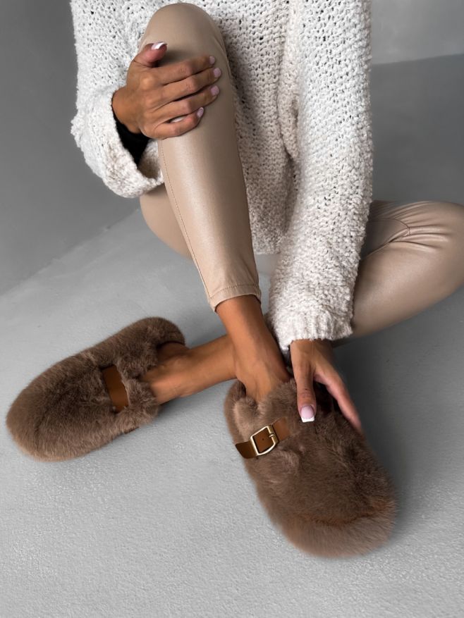 Huňaté pantofle FLUFFIES s páskem 🤎🖤 Domácí pohoda, ale make it fashion. ✨ Naše pantofle FLUFFIES jsou ten typ kousku,...