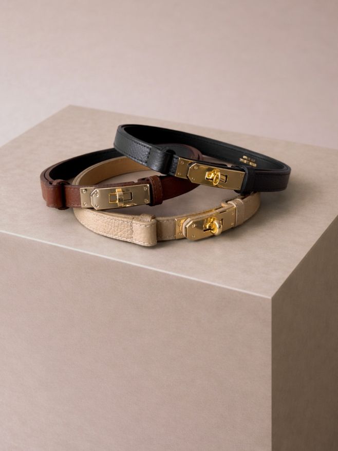 Malý detail. Velký efekt. ✨ Elegantní kožený pásek se zlatou sponou pozvedne šaty, sako i obyčejný outfit na úplně jinou...