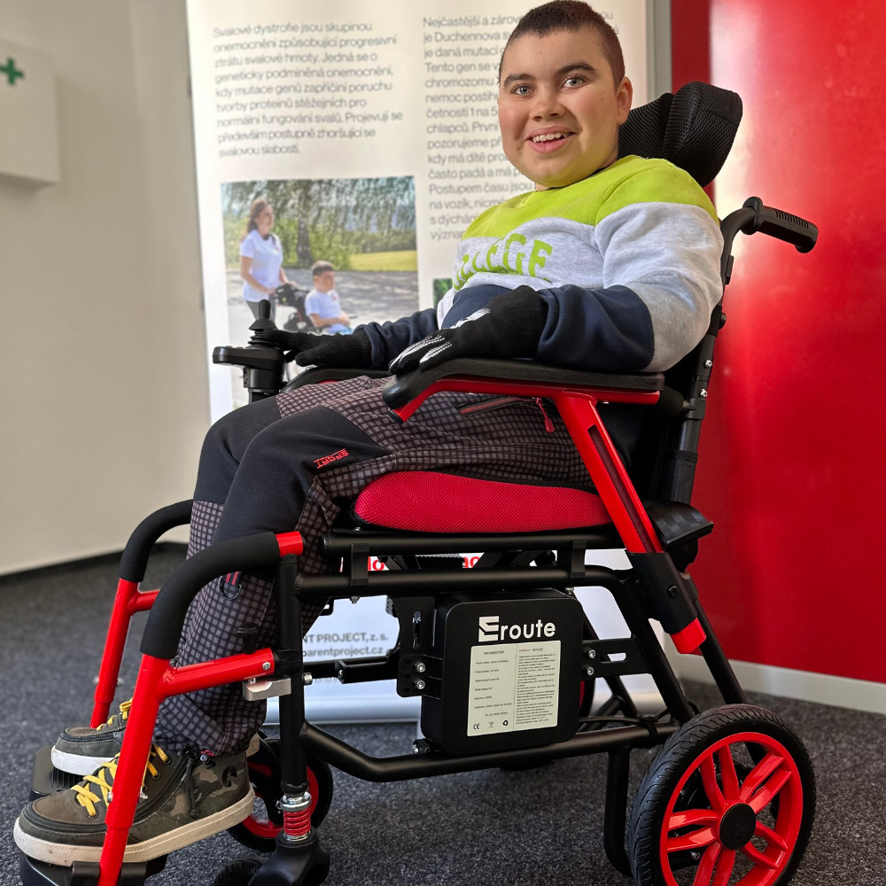 Dětský elektrický invalidní vozík přináší radost