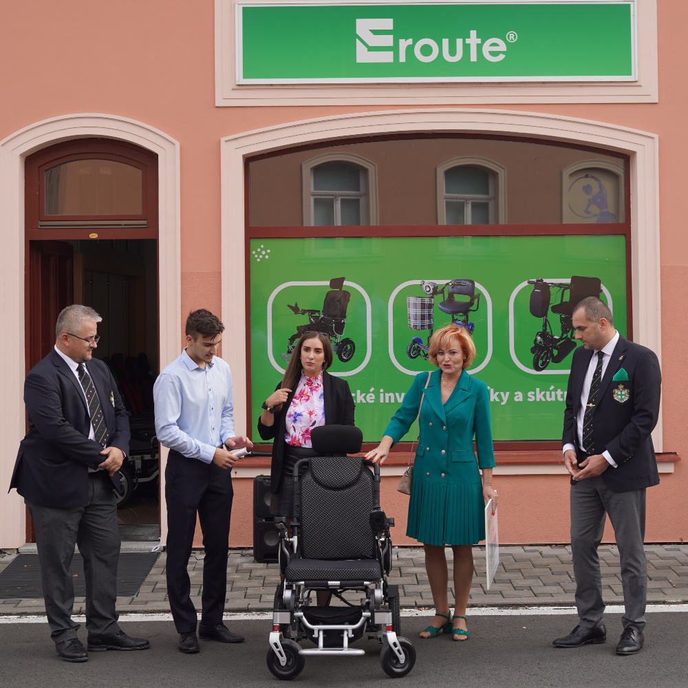 Offizielle Eröffnung des neuen Ladens und Übergabe der Spende an das REHOS-Hospiz