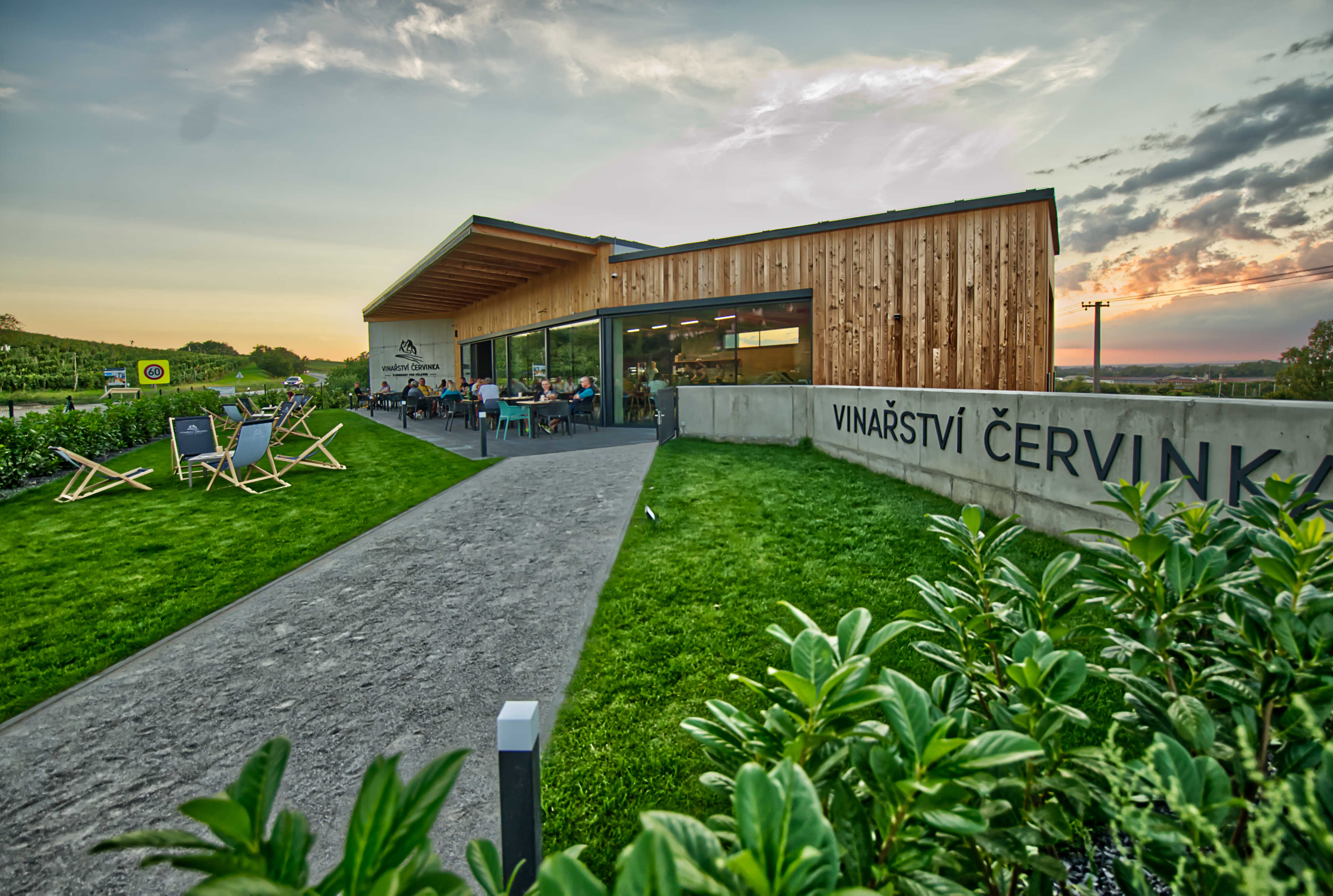 Vinařství Červinka – Pohled na vinotéku a wine bar z hlavn