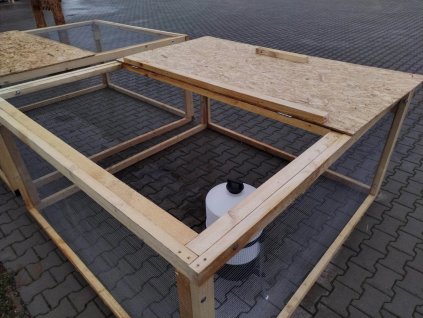 Closed enclosure without entry 1 of 2 optimised