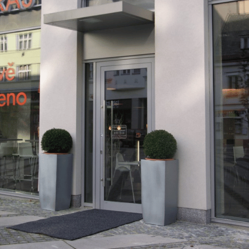 Květináče Linea stylově navazují na interiér restaurace Sakura's