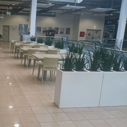 Sklolaminátové květináče v obchodním centru