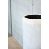 13179 12 exkluzivni kvetinac cavita sklolaminat vyska 97 cm bily mramor lesk