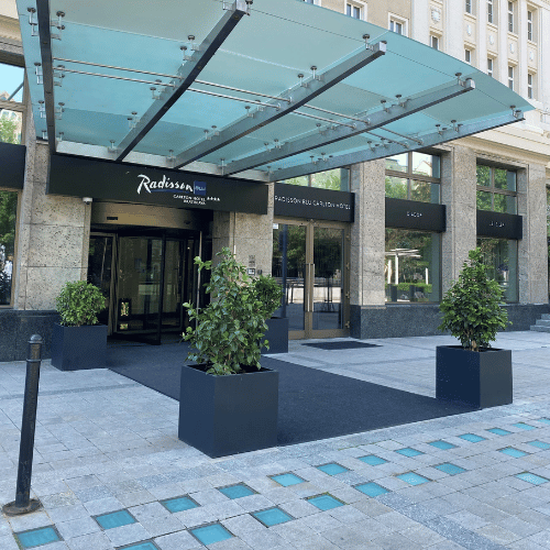 Kvetináče BLOCK pred hotelom Radisson