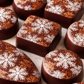 NOVINKA Transfer fólie s motivem vloček (60,-Kč) dodá vašim čokoládám a pralinkám elegantní zimní vzhled ❄️ 👉 Snadná...