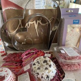 💗 Valentýn se blíží a my máme jasno – letos to bude sladké! Dorazilo nové valentýnské zboží plné srdíček, barev a...