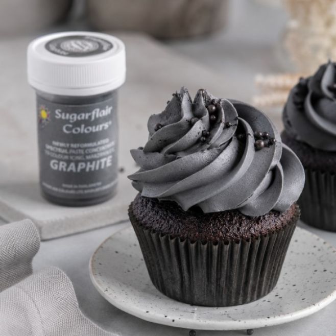 Moderní grafitová elegance pro vaše dorty 🖤 Gelová barva Sugarflair za 86,-Kč v šedočerném odstínu je ideální pro krémy,...