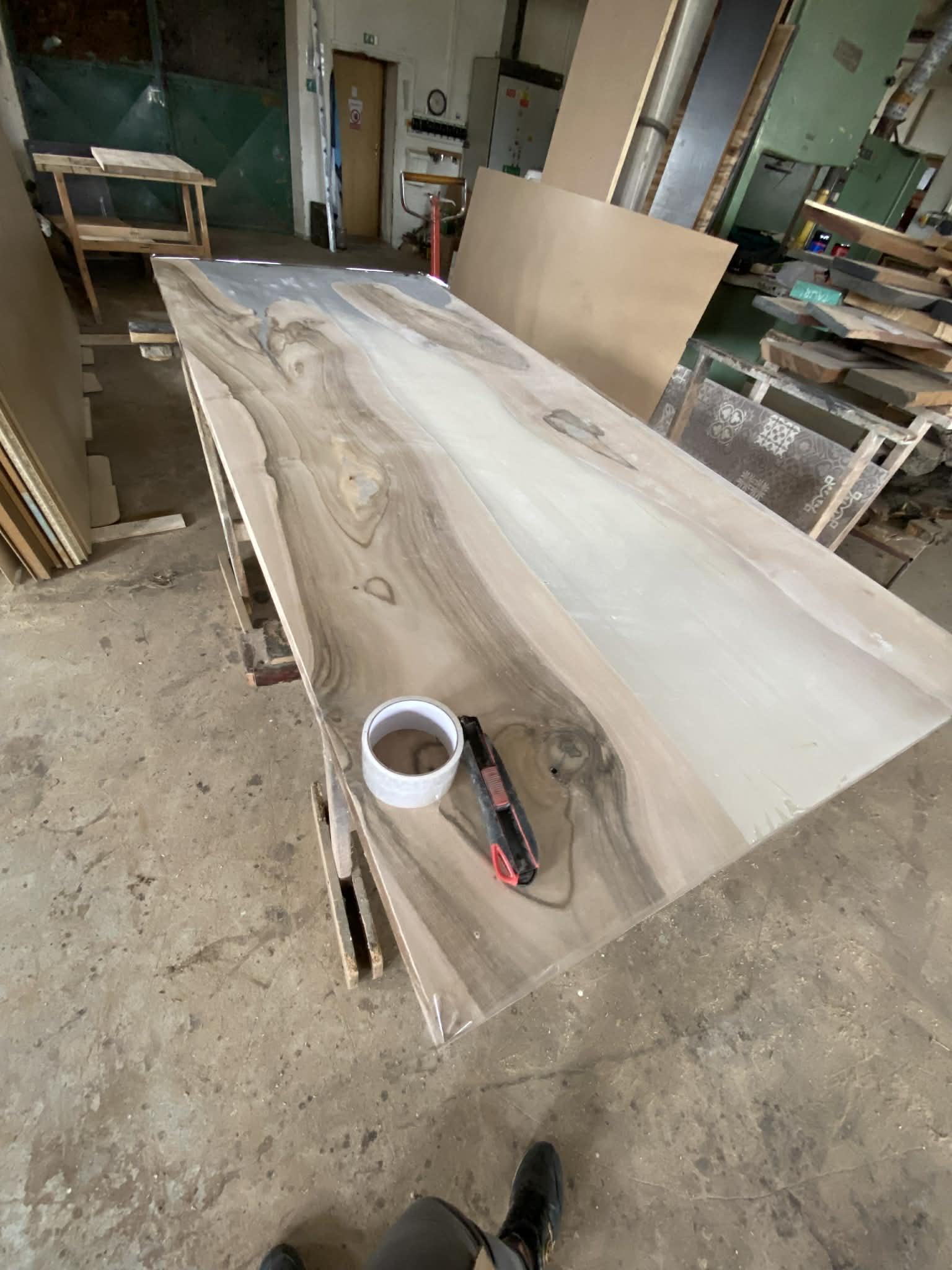 epoxidové-dveře-orech