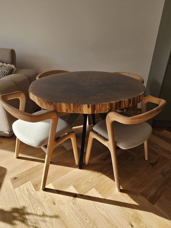 Dubový epoxidový stůl na zakázku 👍 ▪️ průměr 85 cm ▪️ čirá pryskyřice ▪️ zakázková výroba ▪️ černá kovová podnož Na...
